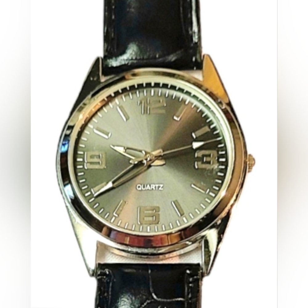 NWOT Quartz Wristwatch Analog Silver Face Leather Band Unisex Very Nice